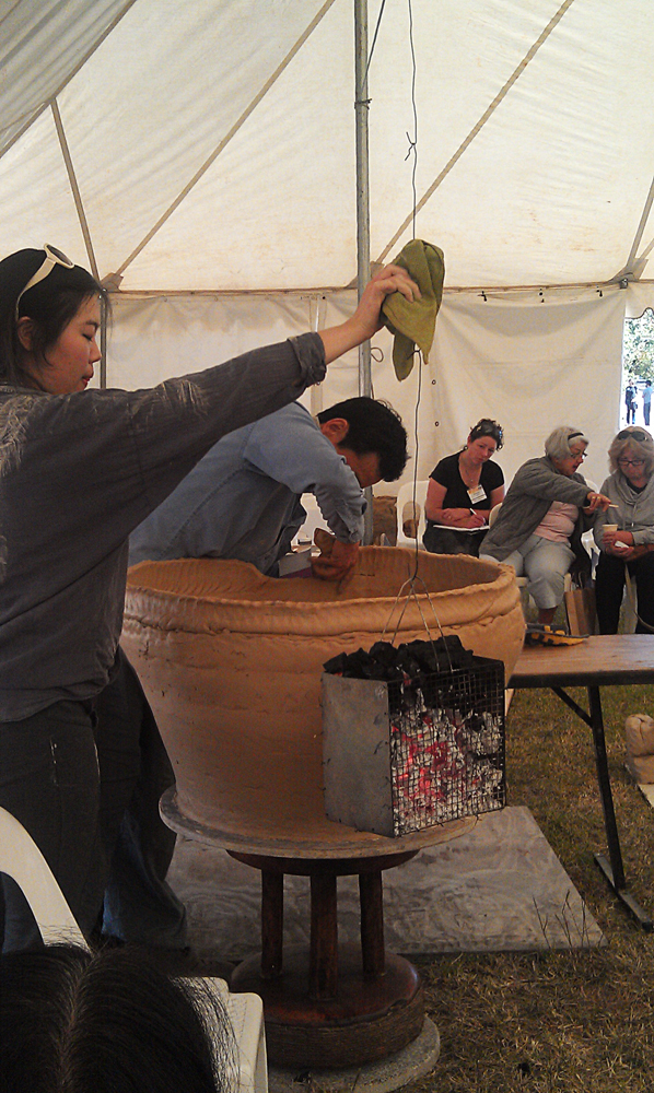 Lee Kang Hyo making a large pot using coils