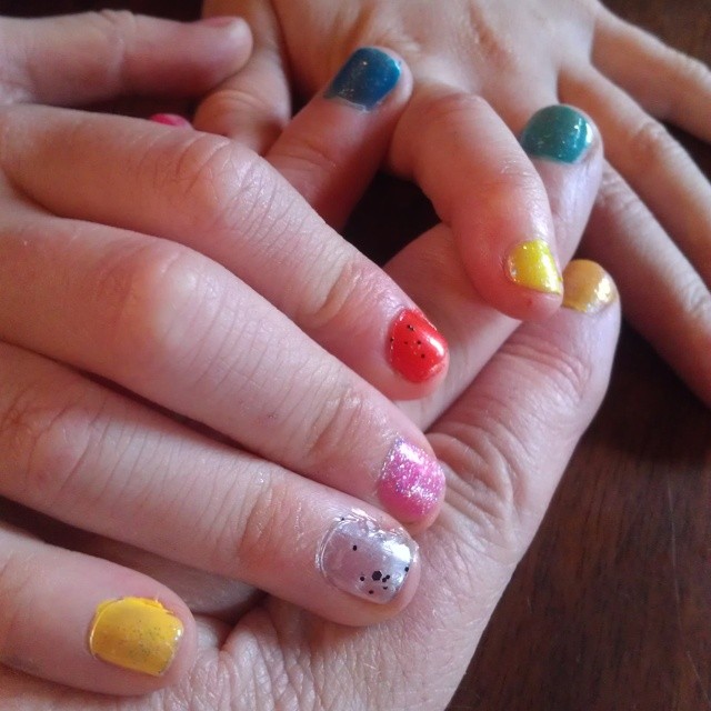 Colourful fingernails